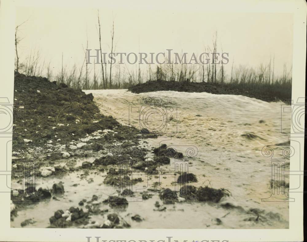 1937 Press Photo Government dynamites levee at Bird&#39;s Point, Missouri- Historic Images