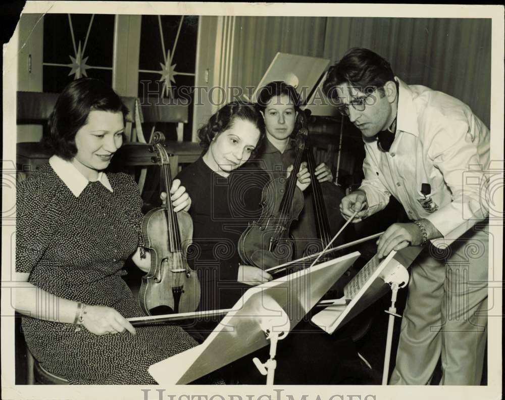 1938 Press Photo Meredith Willson teaches Margit Hegidus, Judy Poska, Flori Goss- Historic Images