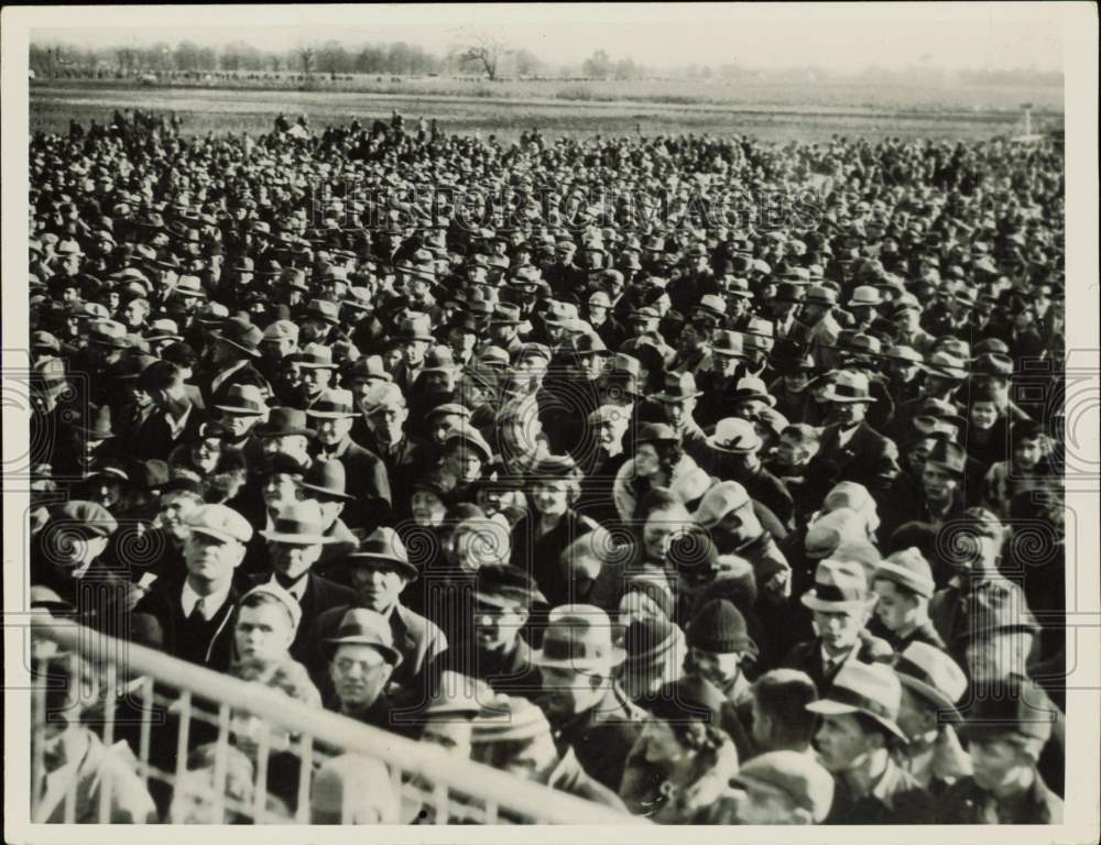 1936 Press Photo Spectators at Alva Oyler's farm watch corn husking tilt, Ohio- Historic Images