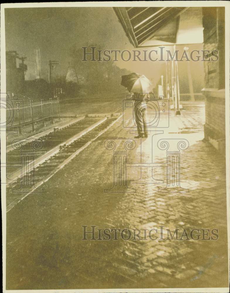 1940 Press Photo Lone passenger at the Railroad Station - nei14376- Historic Images