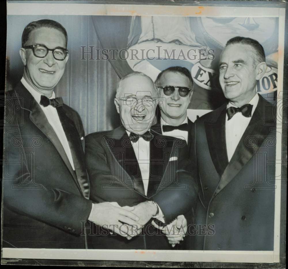 1956 Press Photo Estes Kefauver, delegates at Democratic dinner in New York- Historic Images