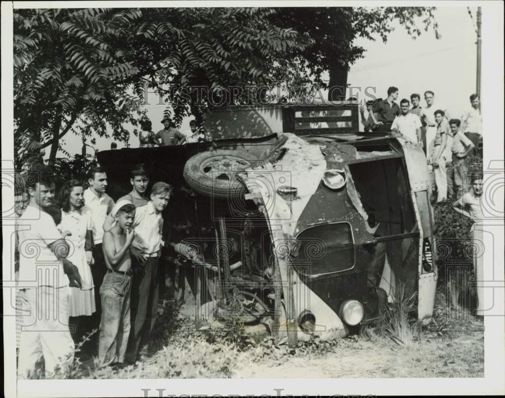 1941 Press Photo Steelworkers&#39; bus hit by car and rolls down embankment, PA- Historic Images