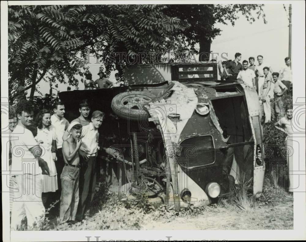 1941 Press Photo Steelworkers' bus hit by car and rolls down embankment, PA- Historic Images
