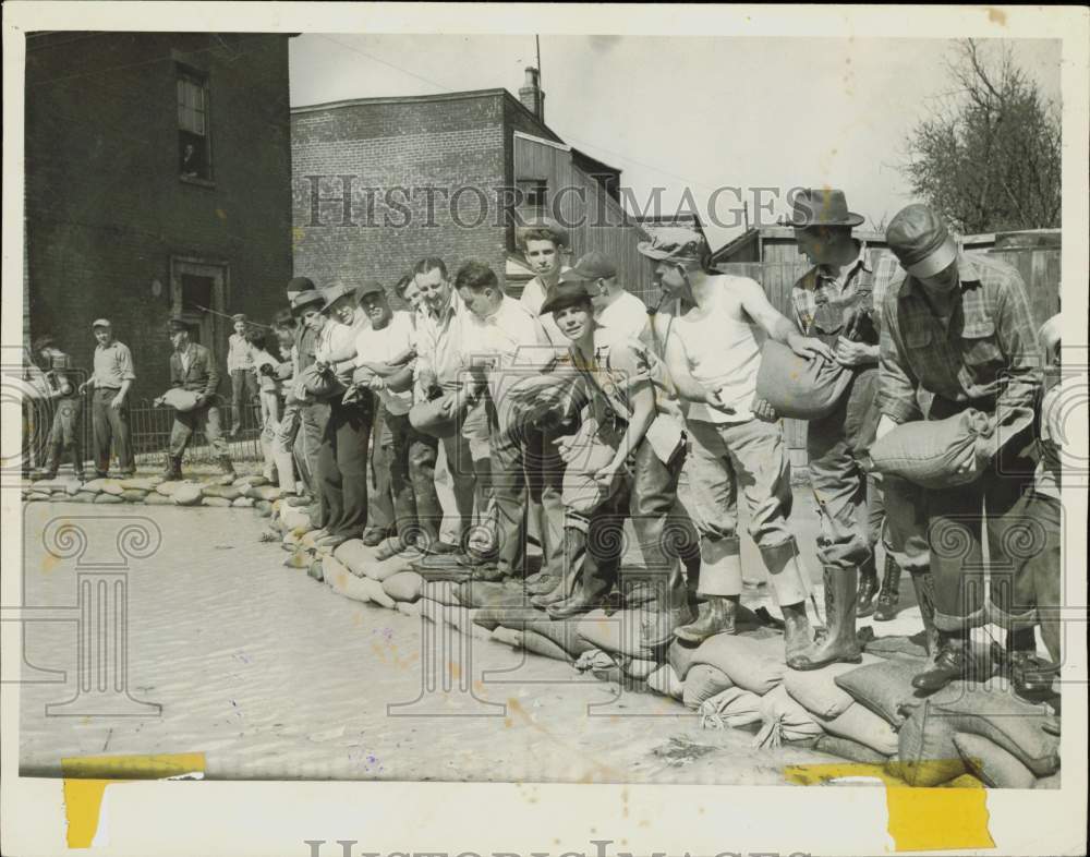 1948 Press Photo Workers stacking sandbags around floodwater in Cincinnati, Ohio- Historic Images