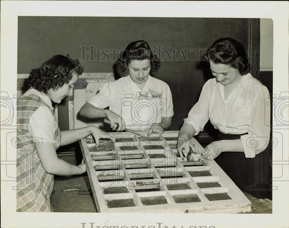 1942 Press Photo Students working on their project at West High School- Historic Images