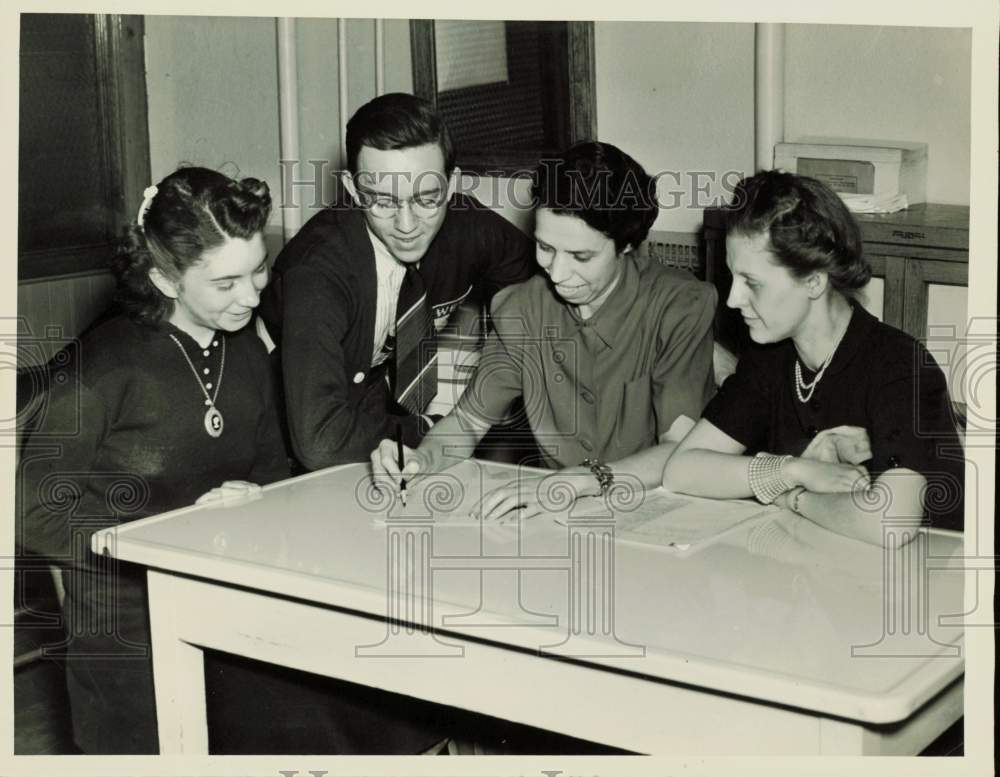 1939 Press Photo Teacher Cecil Mae Aspen and students at West High, Ohio- Historic Images