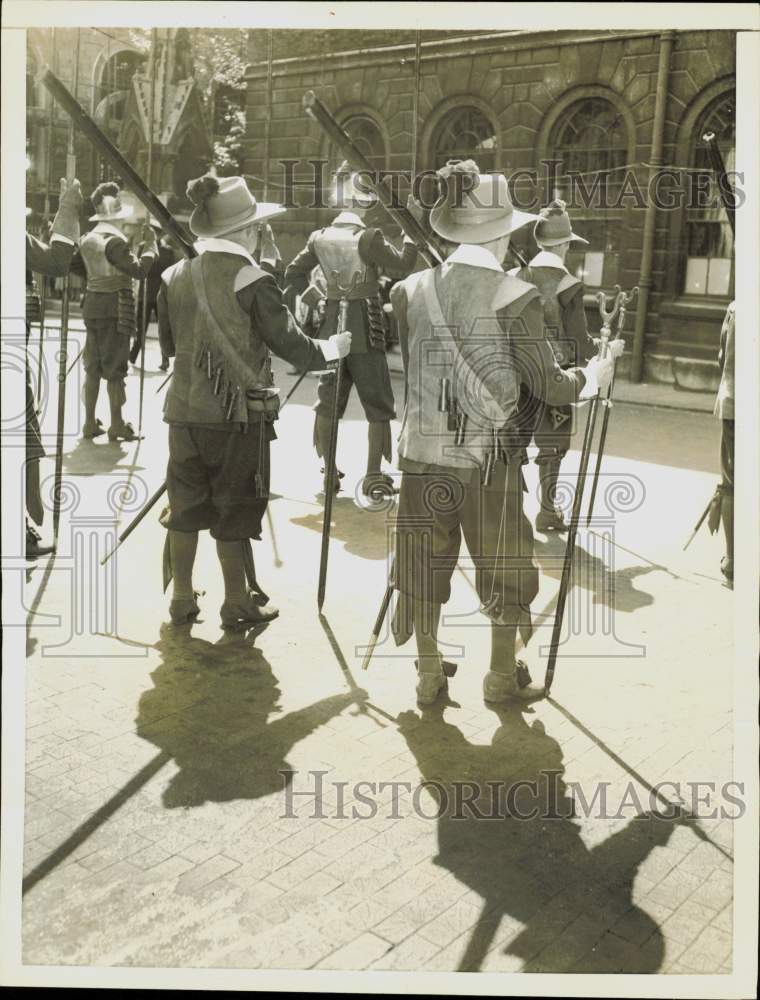 1956 Press Photo Members of Honorable Artillery Company during London ceremony- Historic Images