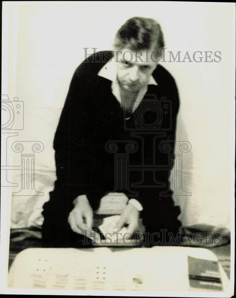 1970 Press Photo British diplomat James Cross playing solitaire in Montreal- Historic Images