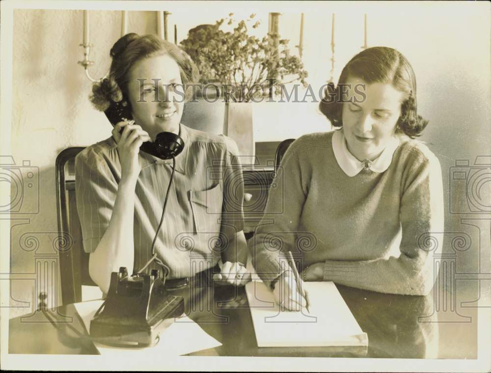 1942 Press Photo Mrs. Theodore H. Evans and Katherine Buckley at the office- Historic Images