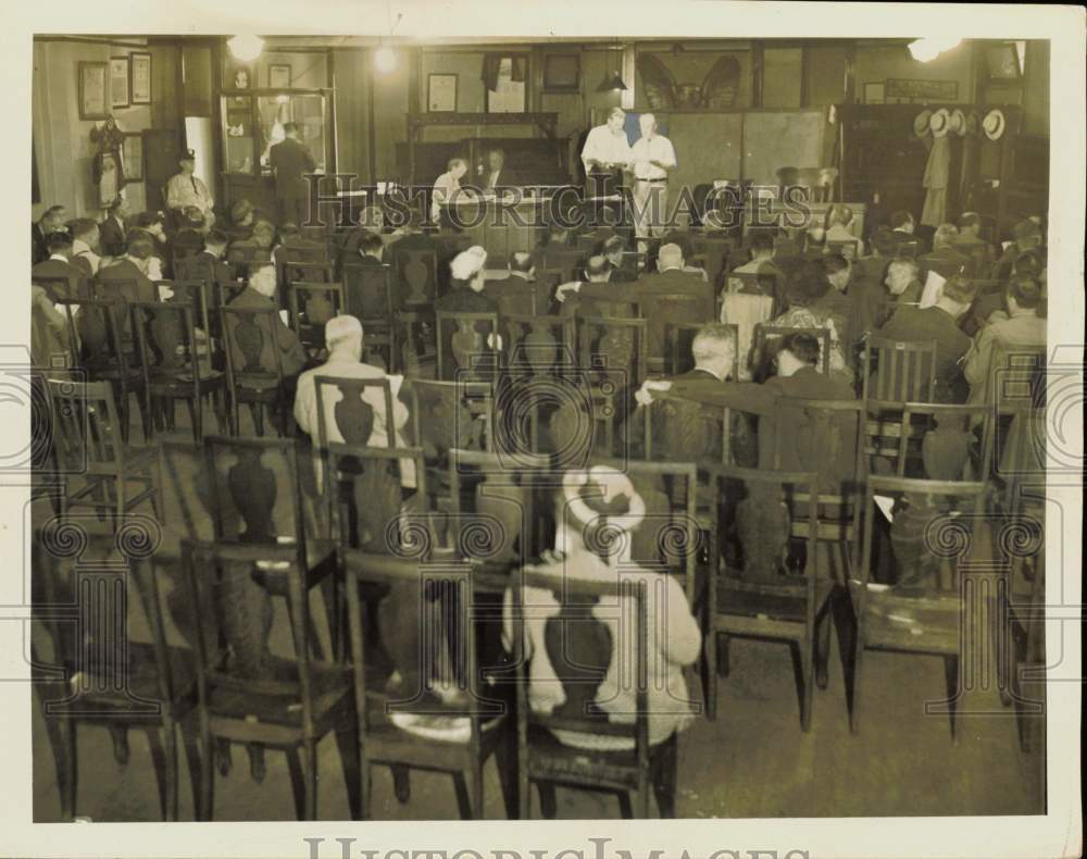 1944 Press Photo Residents during tax forfeit land sale at Lakeside Courthouse- Historic Images