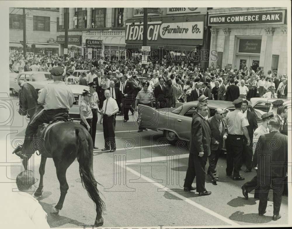 1952 Press Photo Policemen and crowd outside the shooting scene, Caxton Building- Historic Images