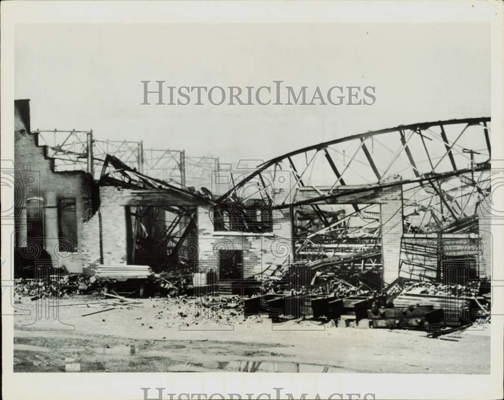 1953 Press Photo Wreckage of the building after a fire broke out in Dephos, Ohio- Historic Images