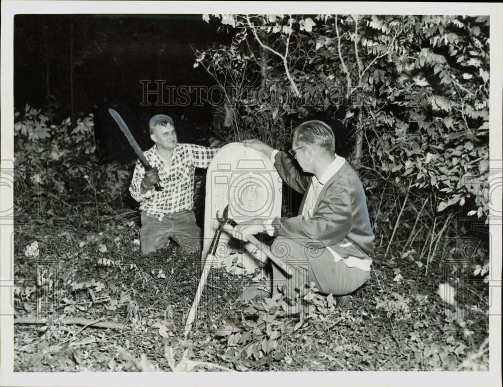 1960 Press Photo Mayor W. Pete Wisniewski &amp; August Topalski pose beside monument- Historic Images