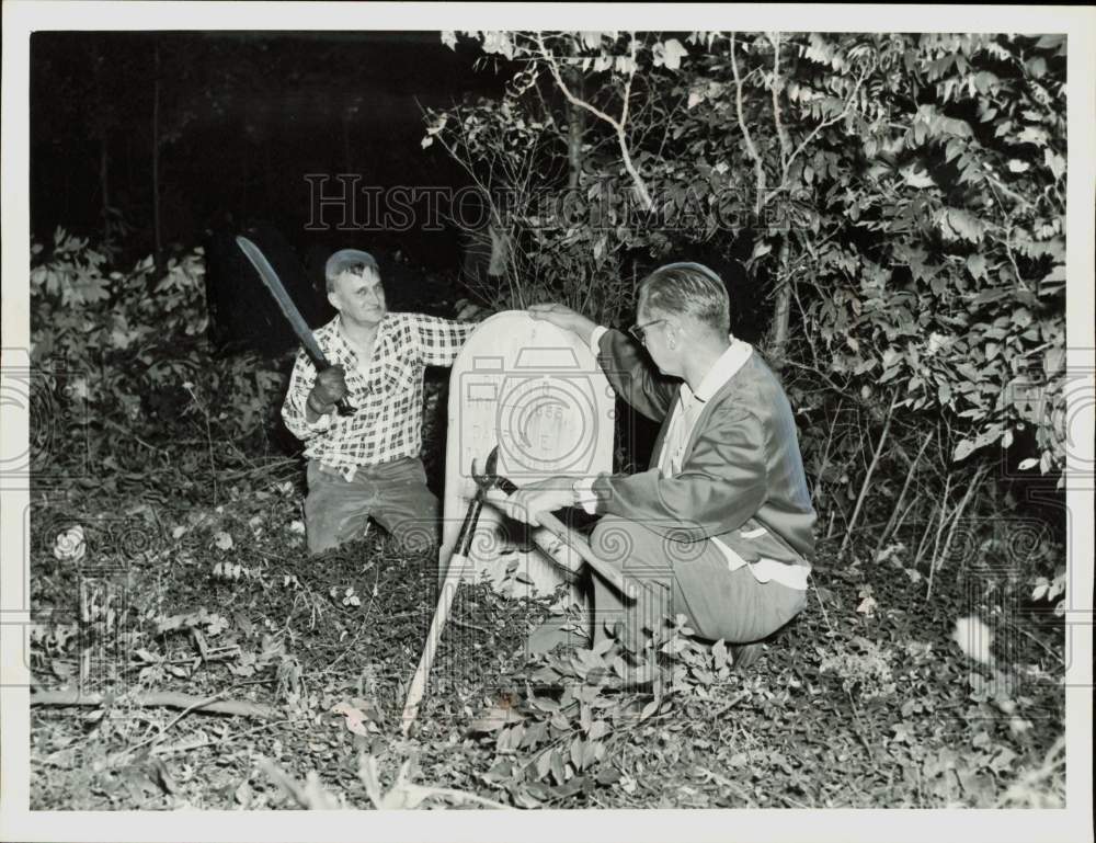 1960 Press Photo Mayor W. Pete Wisniewski & August Topalski pose beside monument- Historic Images