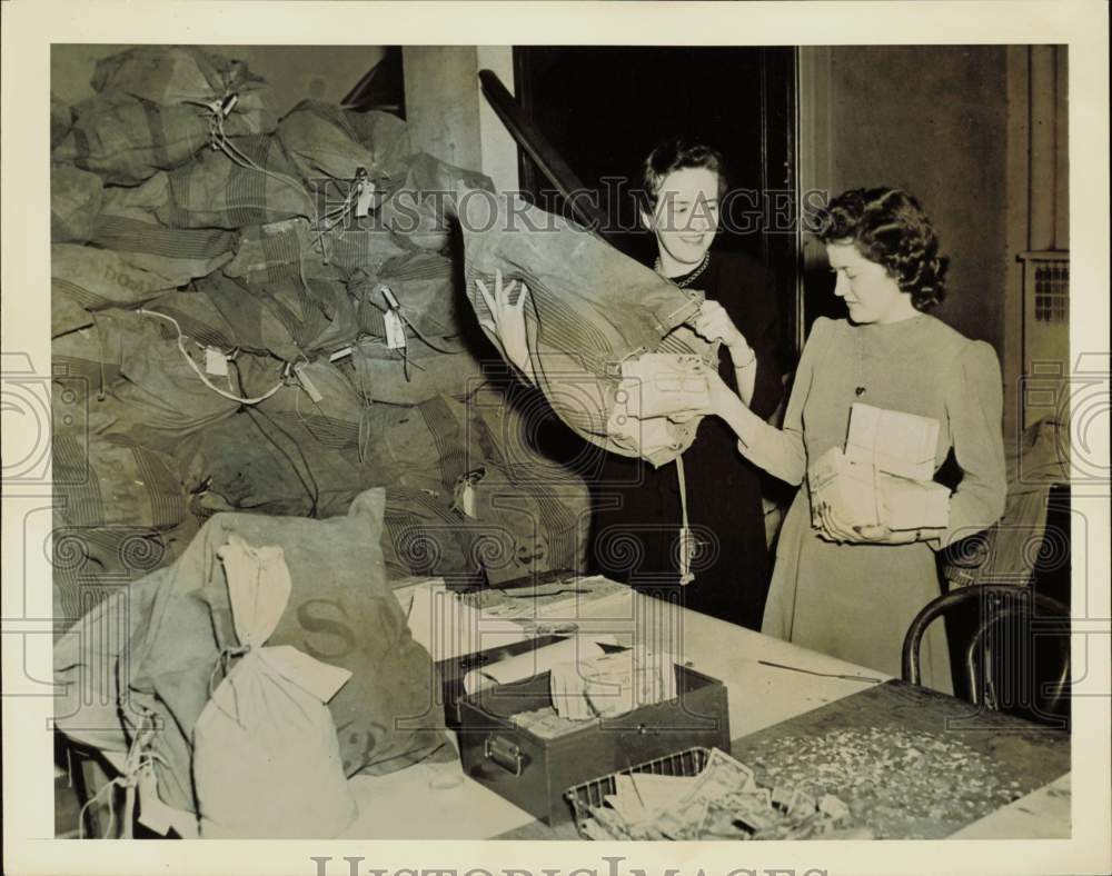 1943 Press Photo Women unload mail sacks with March of Dimes contributions, D.C.- Historic Images