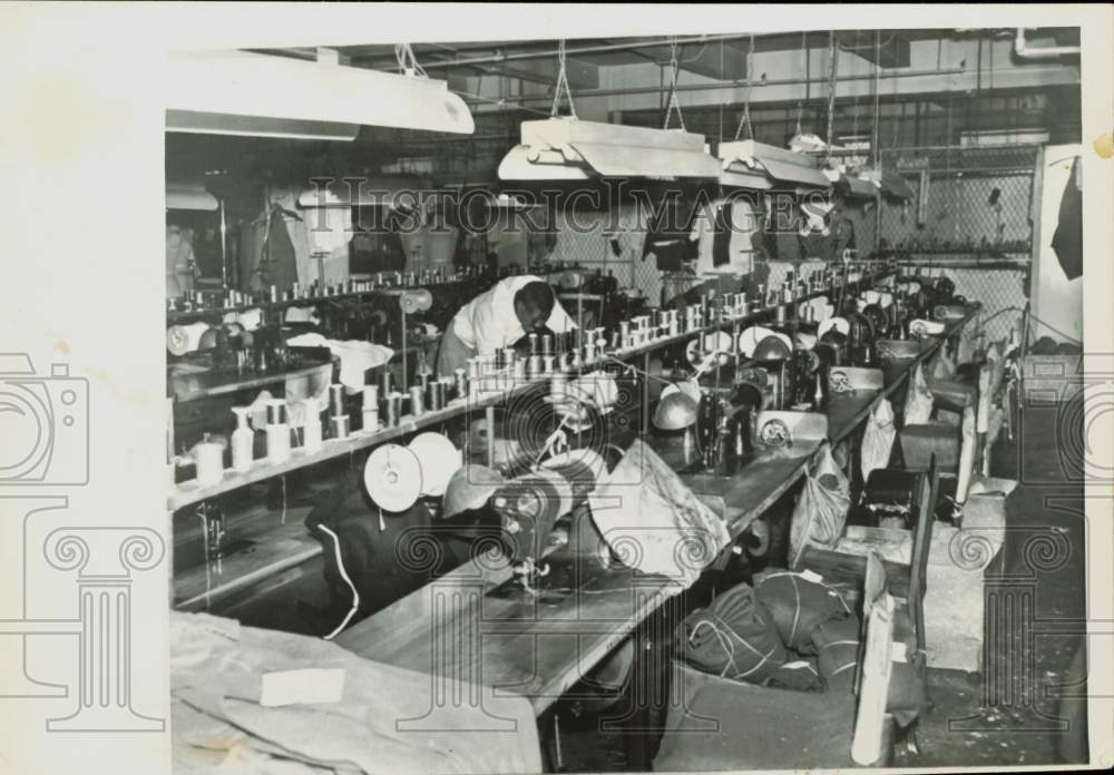 1951 Press Photo New York garment center shop with rows of empty sewing machines- Historic Images