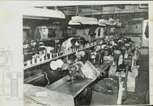 1951 Press Photo New York garment center shop with rows of empty sewing machines- Historic Images