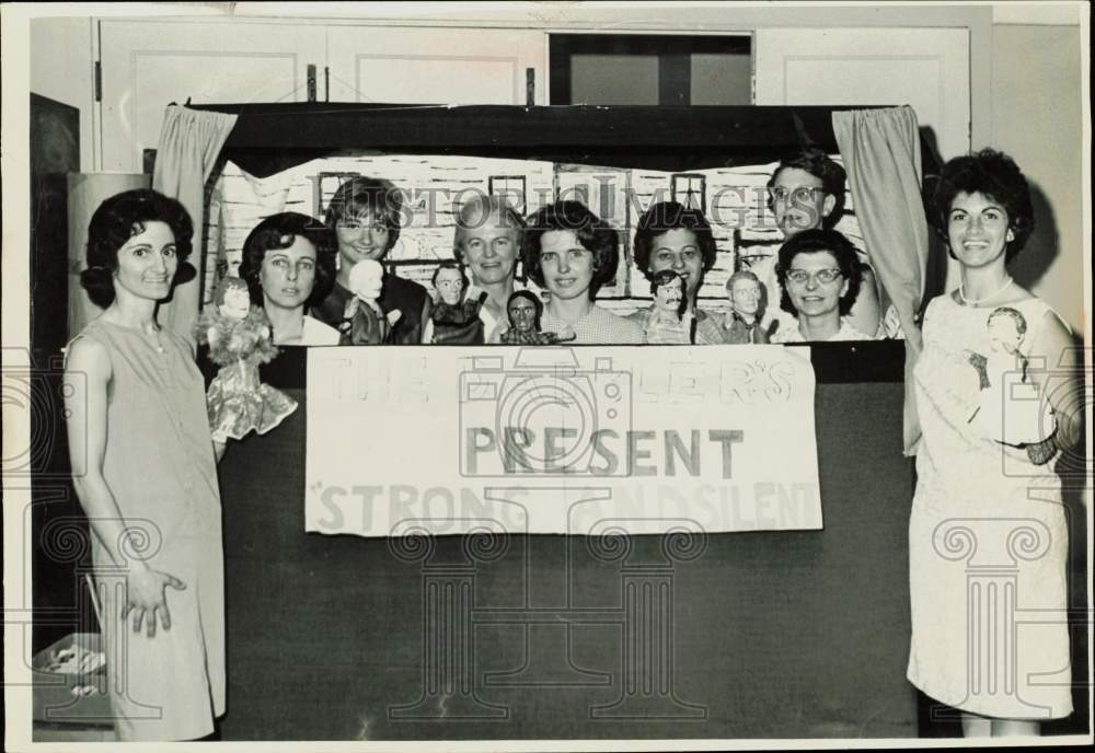 1966 Press Photo Members of Dabblers of West Side Community House with puppets- Historic Images