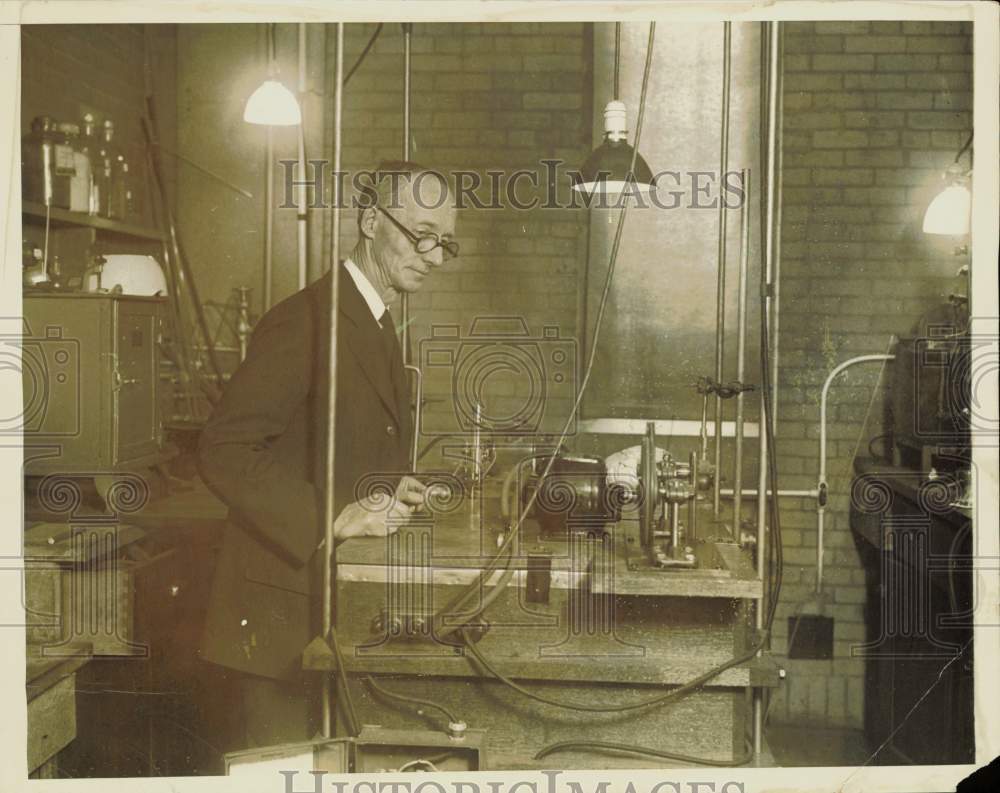 1931 Press Photo Harry W Foote inspecting motor in Sterling Chemistry Laboratory- Historic Images