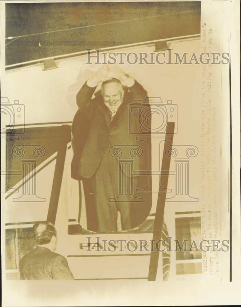 1960 Press Photo Soviet Premier Nikita Khrushchev steps out of the plane- Historic Images