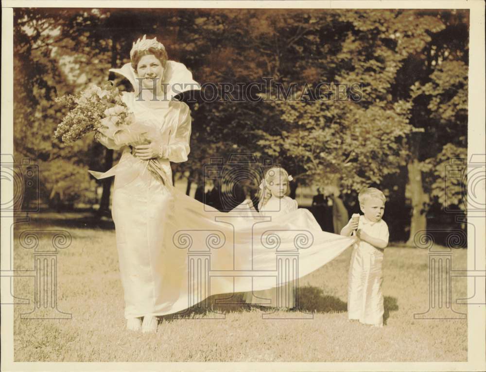 1937 Press Photo Edna Connolly, "Queen of the May" at Bergen Jr. College, N.J- Historic Images