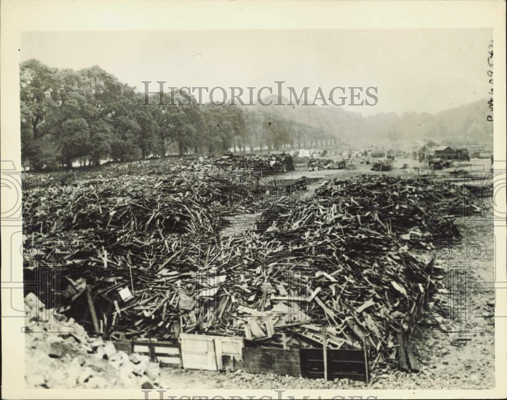 1941 Press Photo Woods neatly piled up in bomb salvage dump in Hyde Park, London- Historic Images