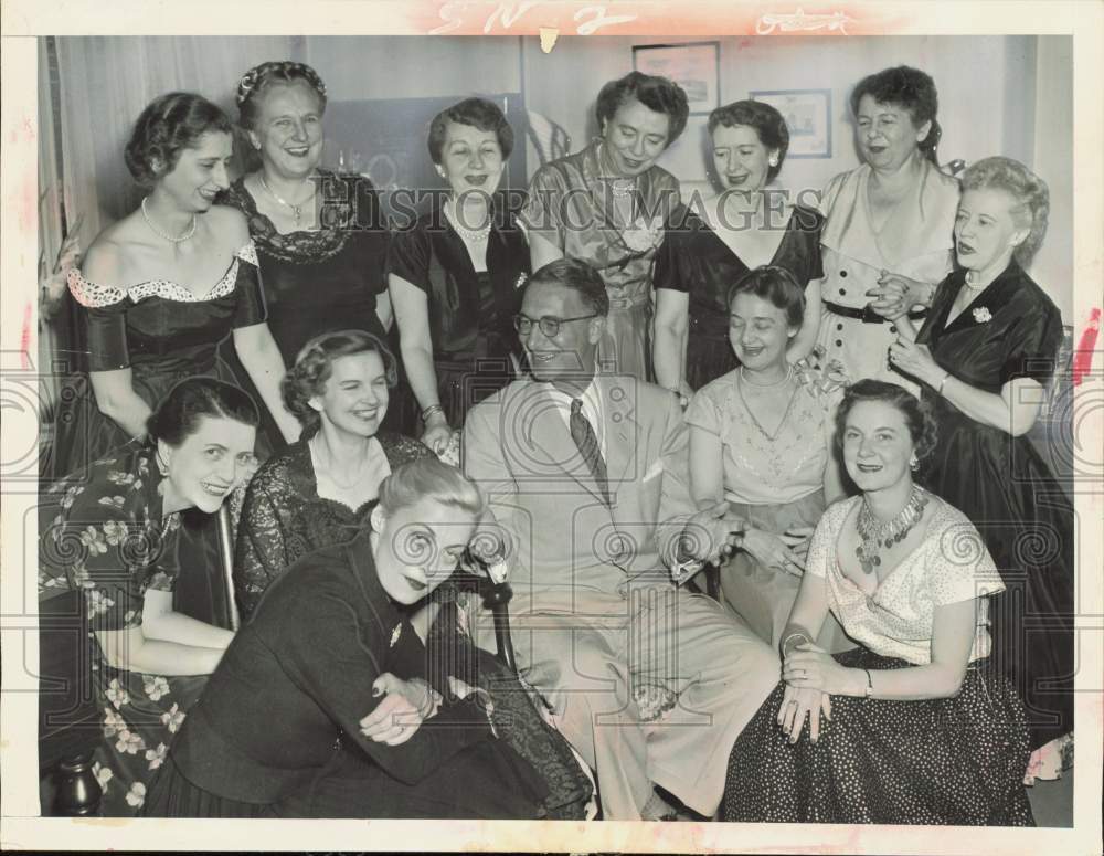 1952 Press Photo Estes Kefauver poses with members of Washington Newspaper Women- Historic Images