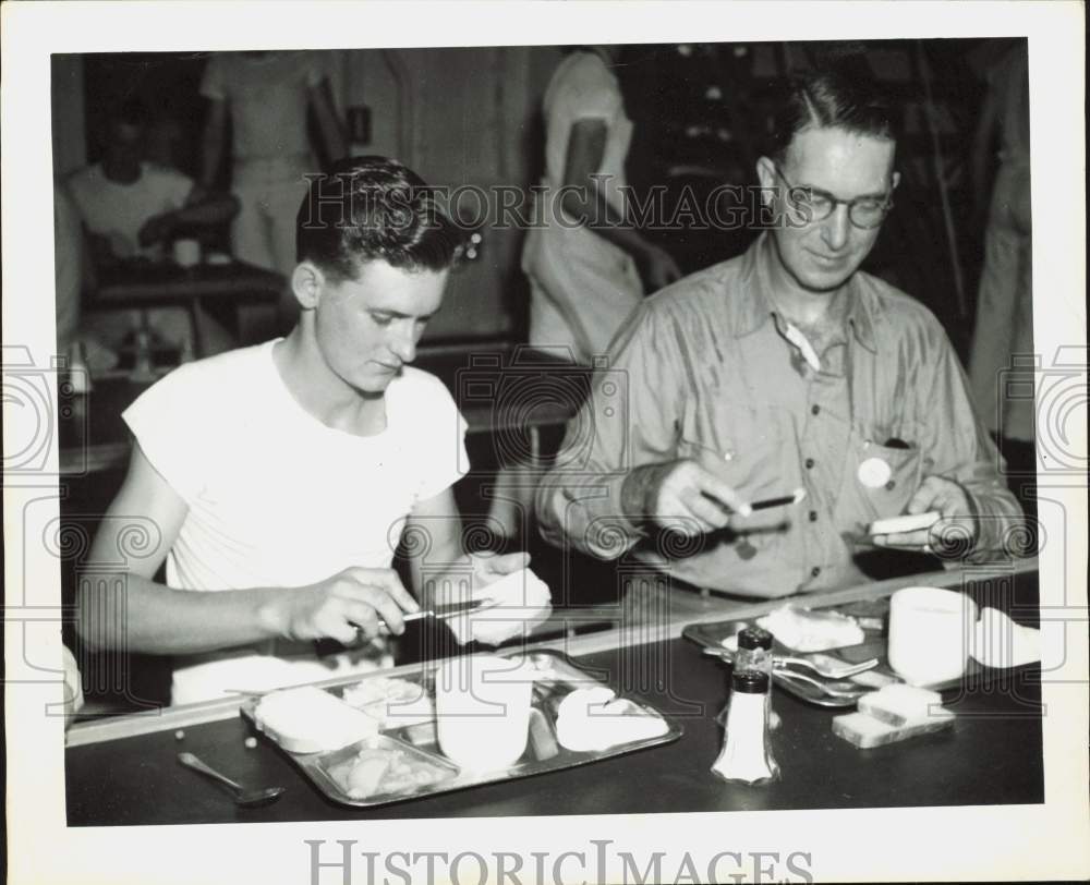 1946 Press Photo Representative Estes Kefauver having meal with Charles Cox- Historic Images