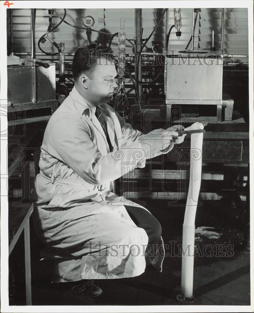 1944 Press Photo J. D. Nelson, Chemist of GE Plastics Laboratory - nei16433- Historic Images