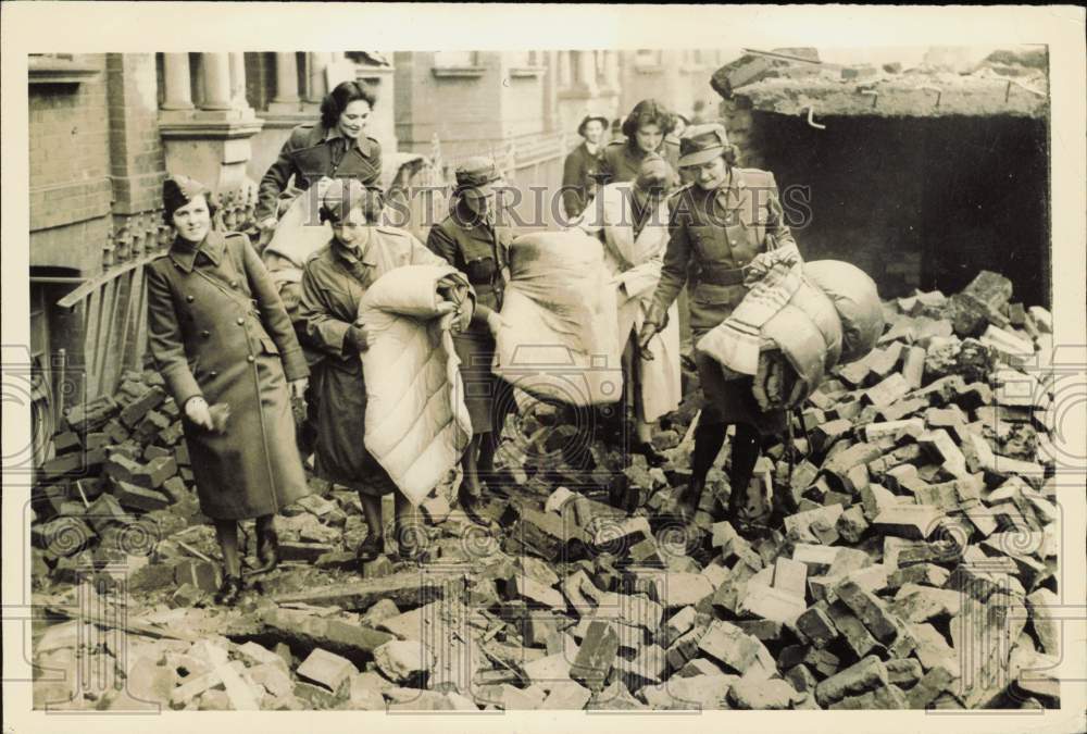 1940 Press Photo Mechanised Transport Corps removes items from buildings, London- Historic Images