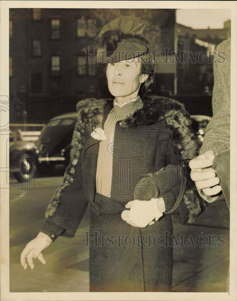 1939 Press Photo Mrs. Walter R. Herrick leaving Supreme Court after hearing- Historic Images