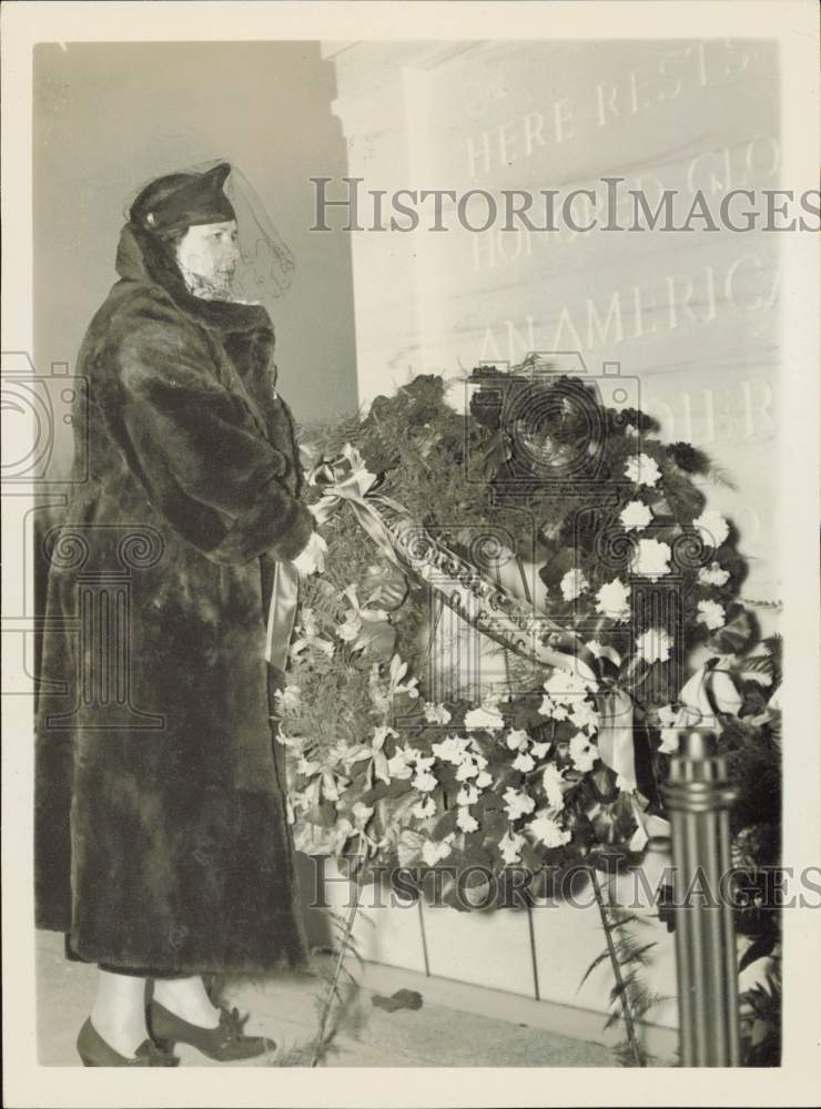 1938 Press Photo Gladys Mooney at Tomb of Unknown Soldier in Arlington Cemetery- Historic Images