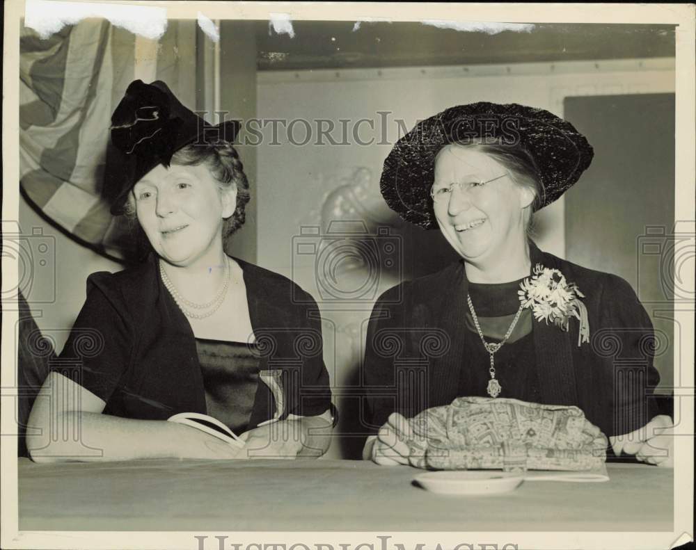 1939 Press Photo Betty Hawley and guest at convention in New York - nei17127- Historic Images