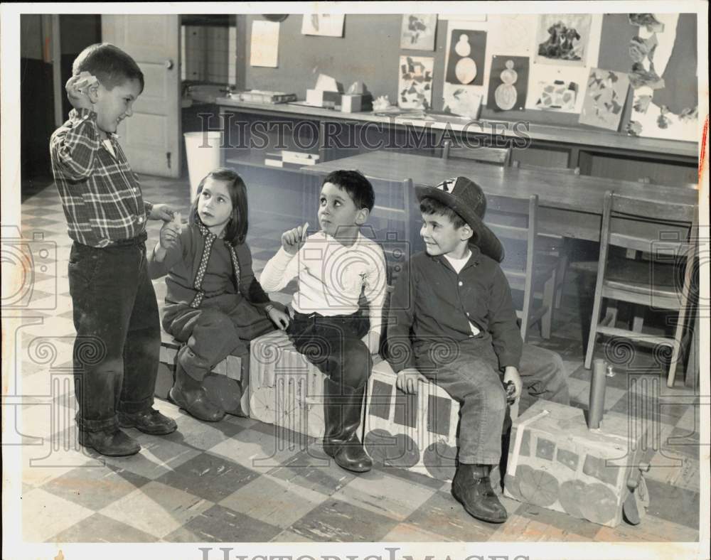 1960 Press Photo Young children playing in the classroom - nei17311- Historic Images