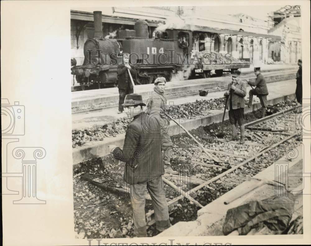 1944 Press Photo Italian laborers work with Allied Engineers at Caserta in WWII- Historic Images