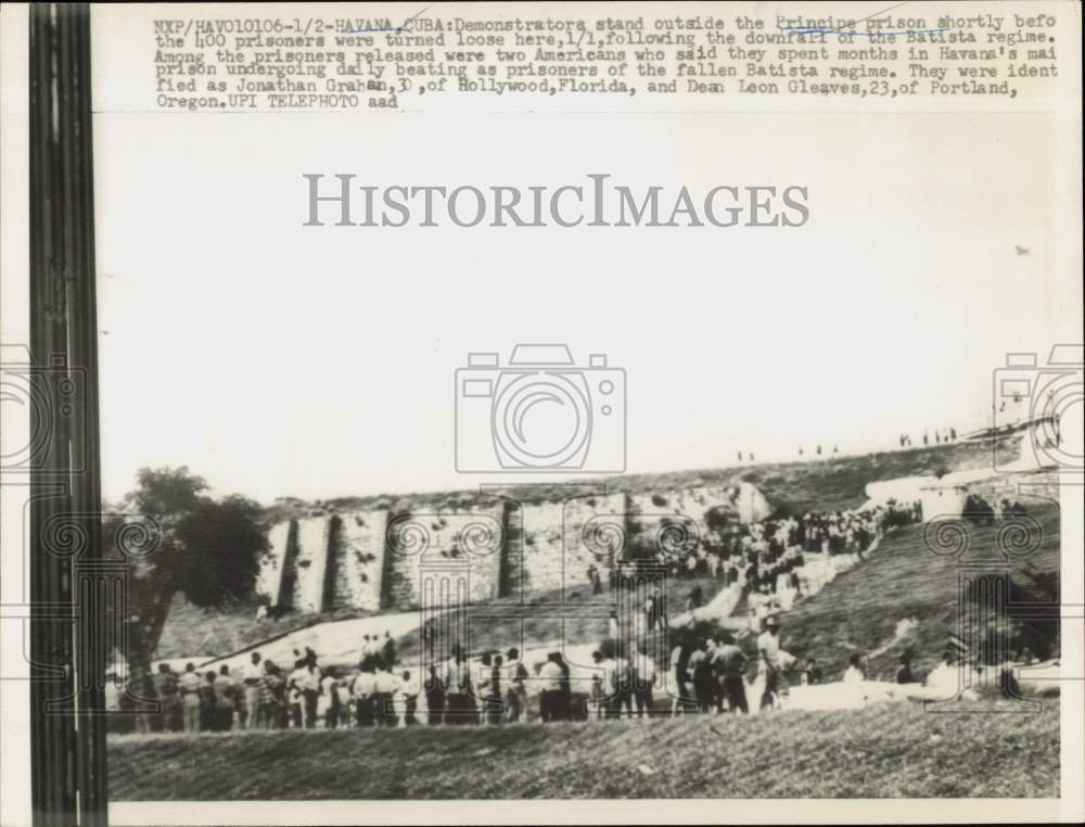 1959 Press Photo Demonstrators at Principe prison for prisoners&#39; release, Cuba- Historic Images