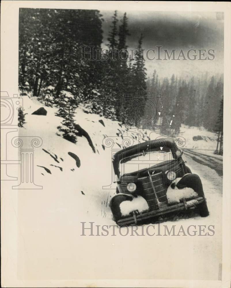 1949 Press Photo Car skidded that into a ditch on snowy Berthoud Pass in Denver- Historic Images