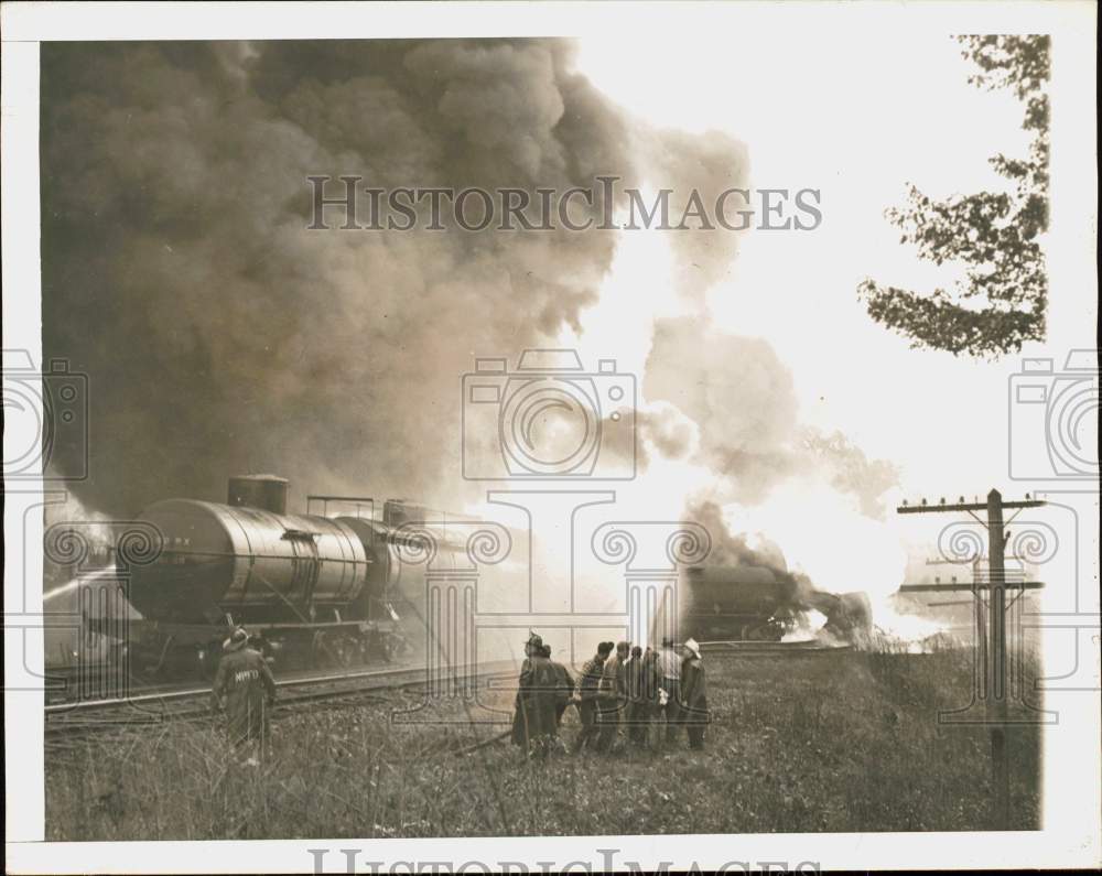 1943 Press Photo Highland NY firemen fight blazes caused by derailed oil train- Historic Images