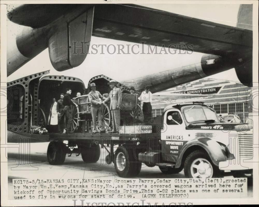 1949 Press Photo Covered wagons arriving for Opportunity Savings Bonds Drive, KS- Historic Images