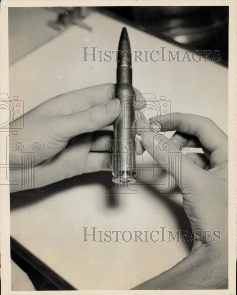 1943 Press Photo A bullet shown with a primer for faster firing - nei18612- Historic Images