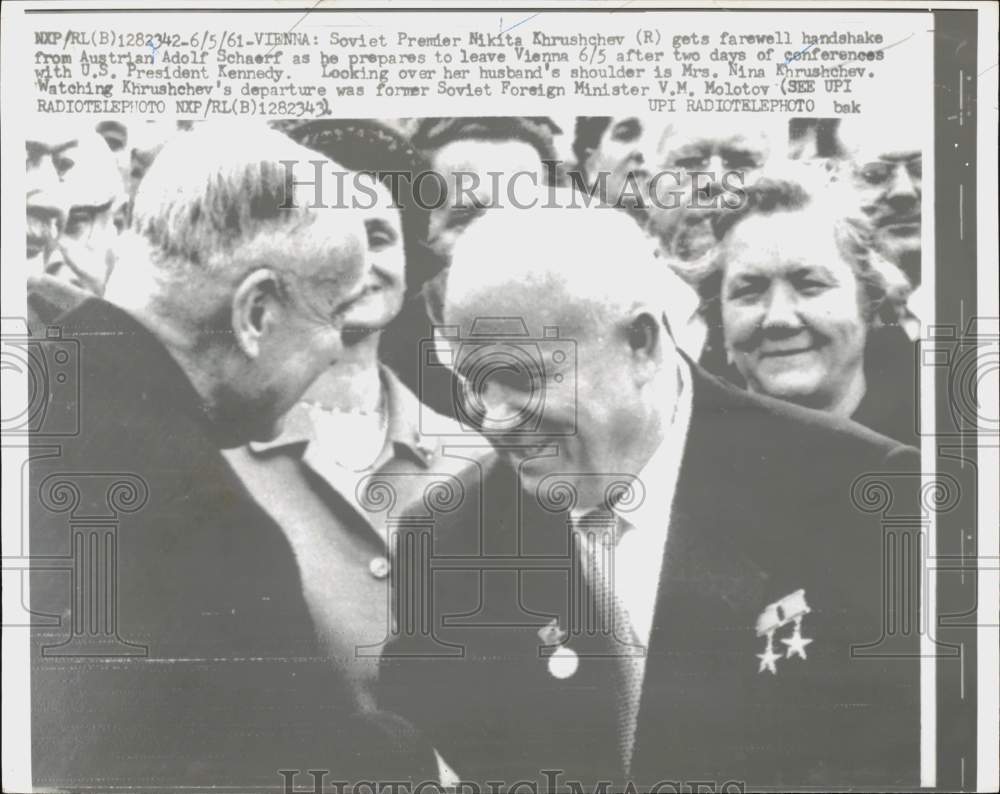 1961 Press Photo Nikita Khrushchev bids goodbye to Adolf Schaerf in Vienna- Historic Images