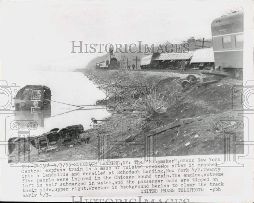 1955 Press Photo Wreckage of New York Central express train at Schodack Landing- Historic Images