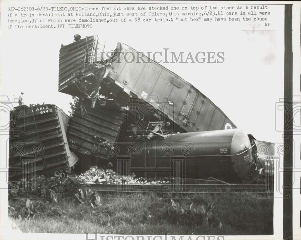 1958 Press Photo Train derailment creates pile-up of freight cars, Holland, Ohio- Historic Images