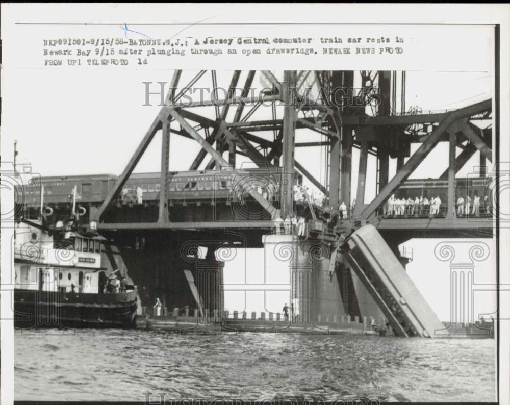 1958 Press Photo Jersey Central commuter train car plunges into Newark Bay, NJ- Historic Images