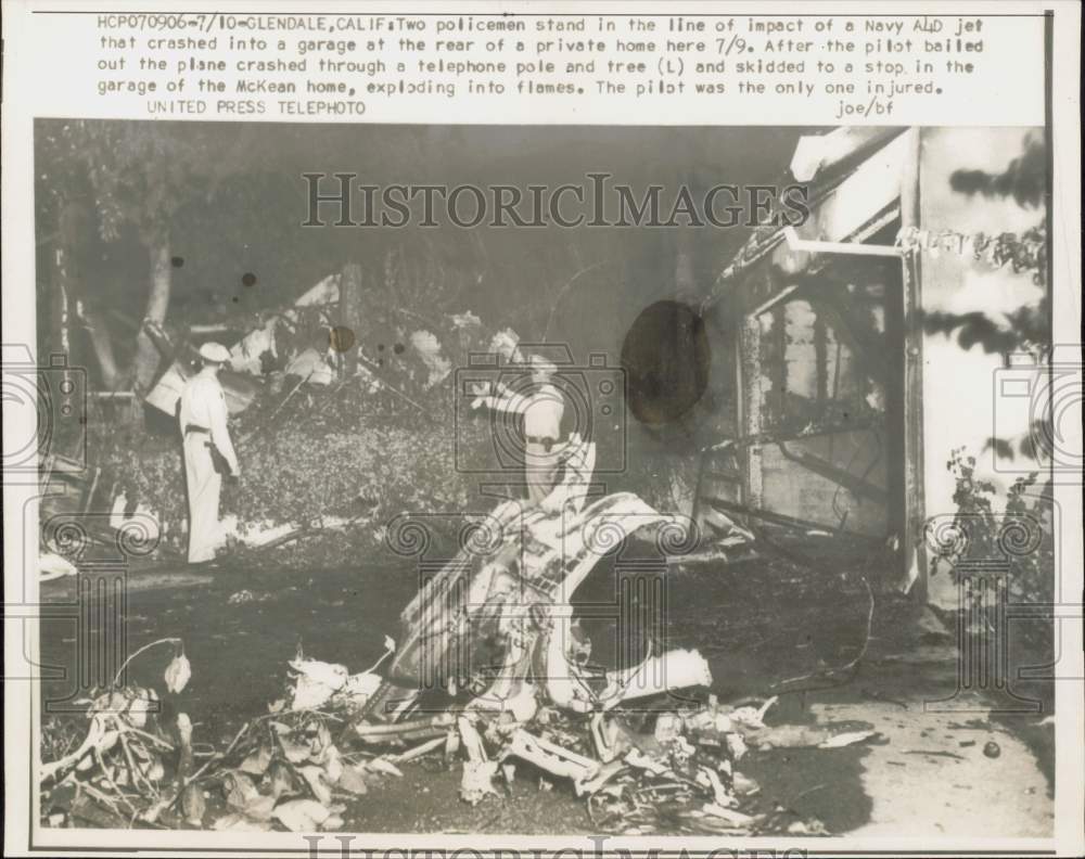 1957 Press Photo Glendale, CA policemen view scene of a Navy jet crash- Historic Images