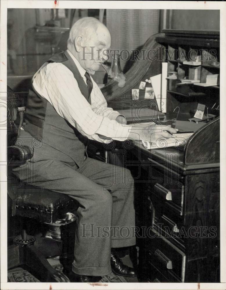 1939 Press Photo Bob Paine working at his desk - nei23409- Historic Images