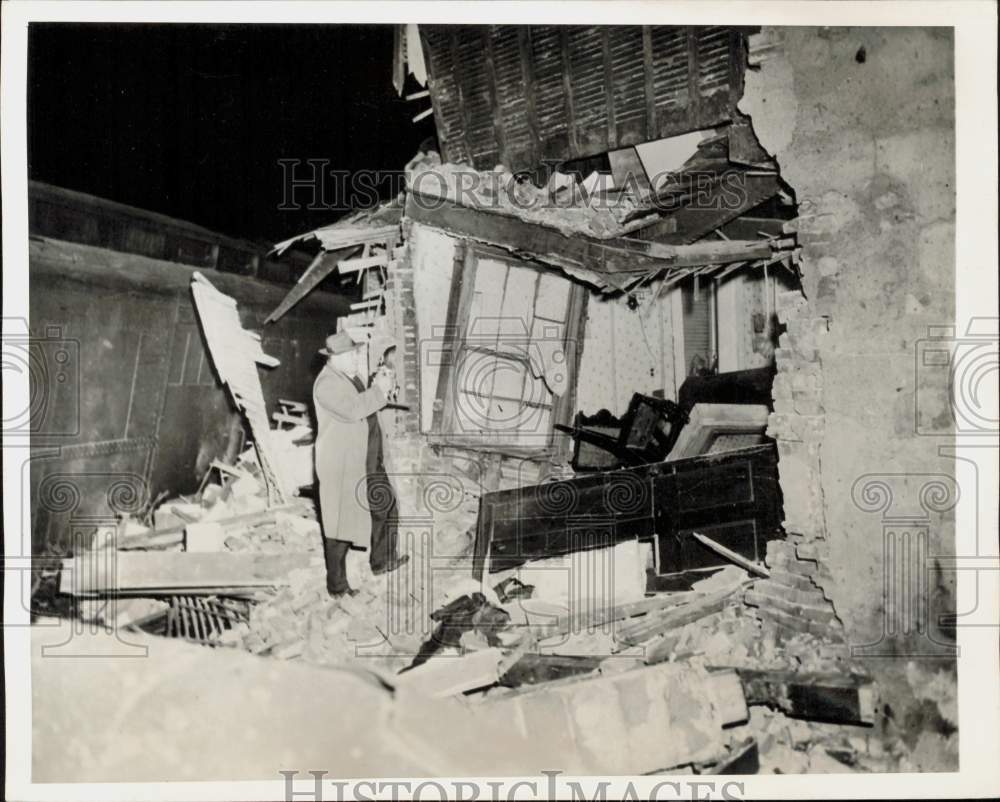 1945 Press Photo NYC passenger train derails, killing engineer, New York- Historic Images