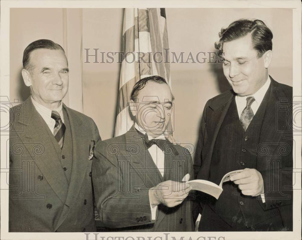 1941 Press Photo JT Mahoney, M. Woll gives Wendell Willkie a subscription book- Historic Images