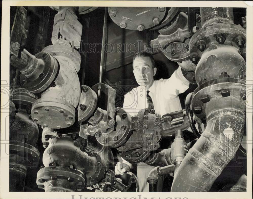 1967 Press Photo William A. Pope inspects heating system at Mercy Hospital, IL- Historic Images