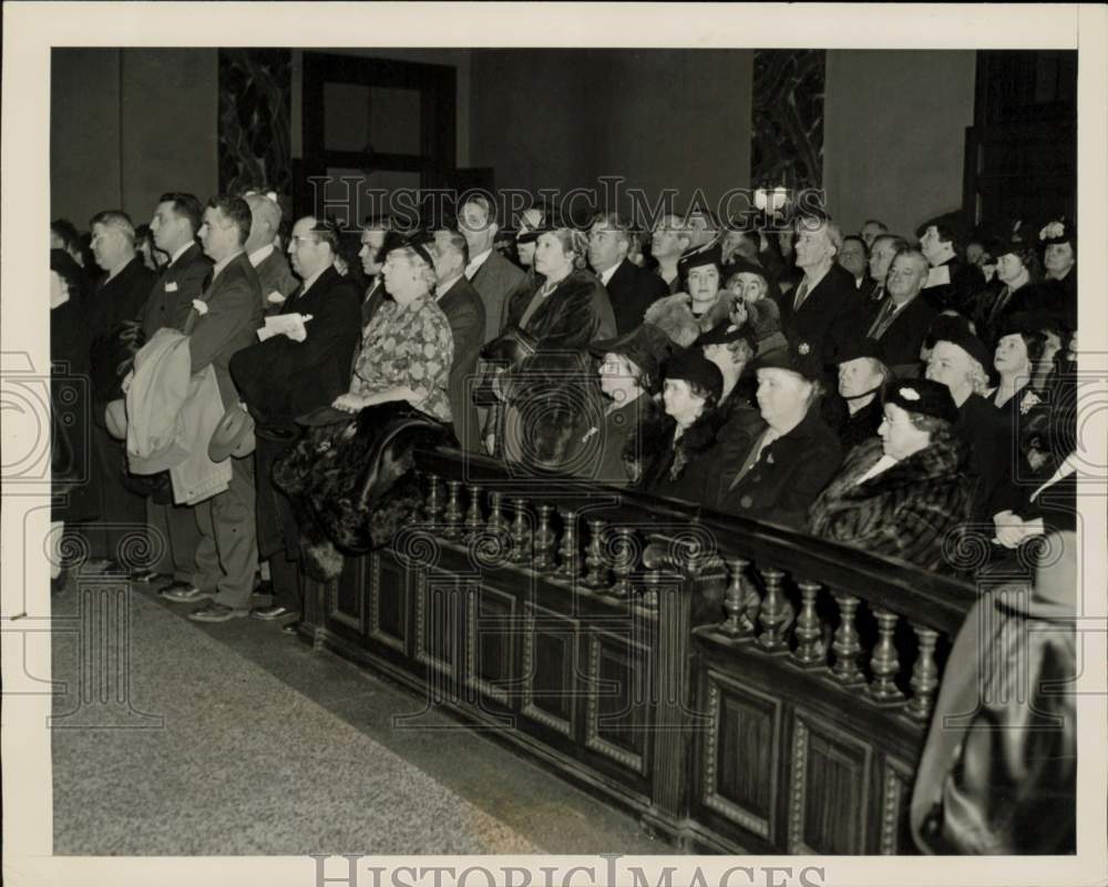 1942 Press Photo Citizens discuss new budget at City Hall, Jersey City, NJ- Historic Images